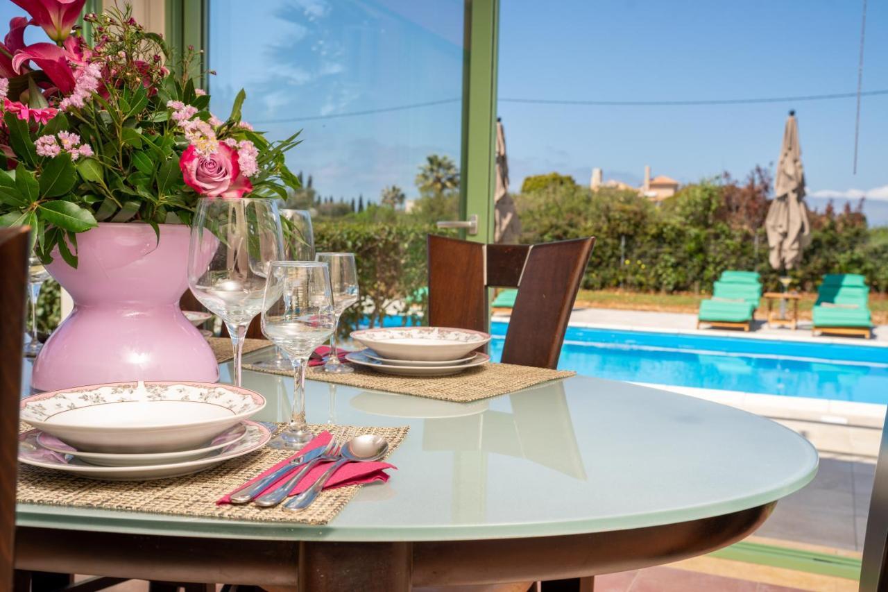 Monambeles Villas Свороната Екстер'єр фото